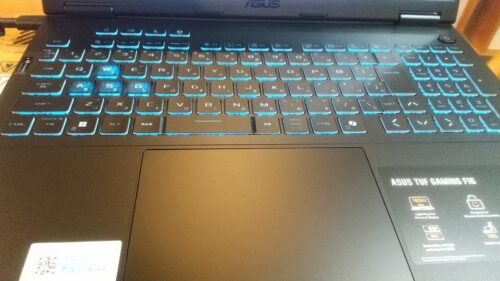 TUF Gaming F16のキーボード
バックライトを搭載し、暗い場所でも操作しやすい設計です