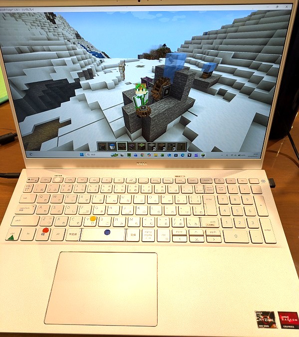 家にある普通のノートPCでマイクラをプレイしている様子