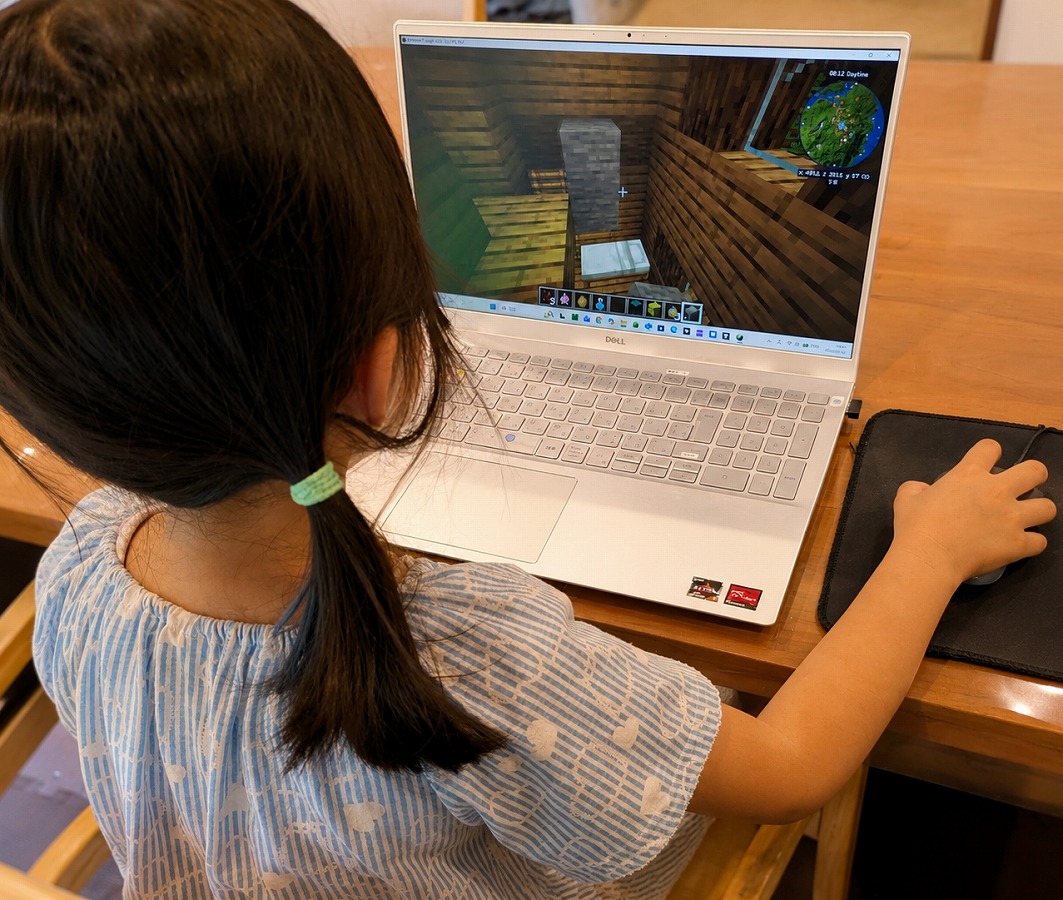 普通のノートPCで子どもがマイクラPC版を遊んでいる様子
