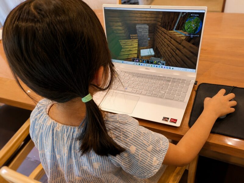 普通のノートPCでマイクラJava版を遊んでいる子どもの様子