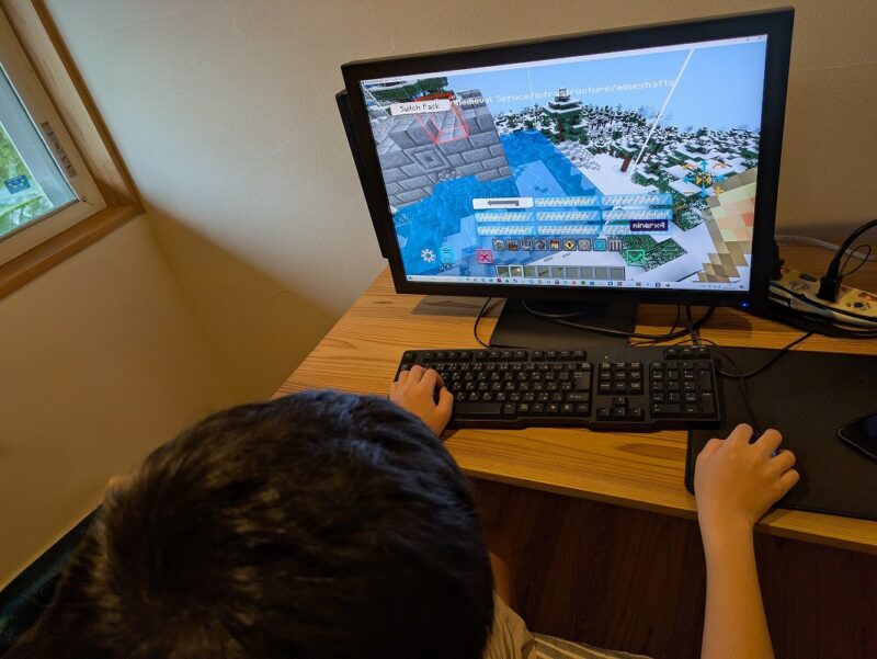 マイクラMODで遊ぶ子どものPC画面