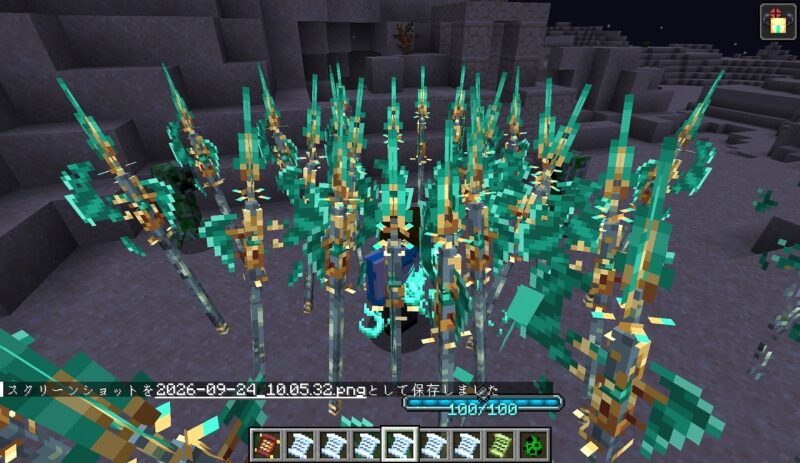 マイクラ魔法MOD「Cataclysm: Spellbooks」のCursed Rushで青緑と金色の武器のようなものがプレイヤーの周囲に出現する様子
