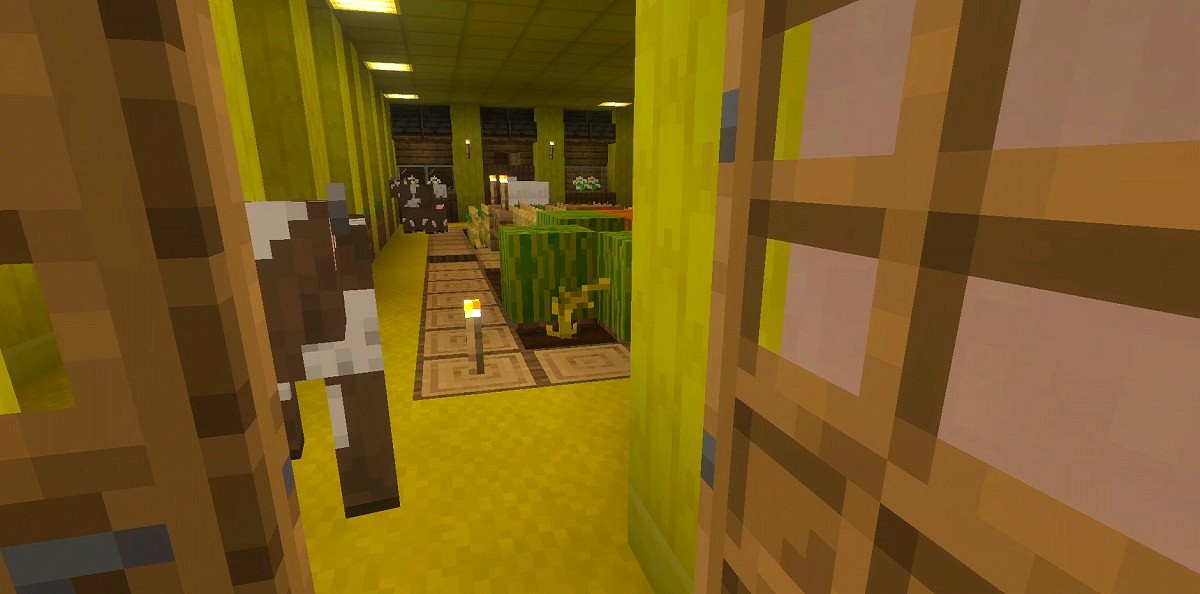 マイクラ統合版BACKROOMS Add-Onで発見した農場の内部。木の扉の先に牛や作物がある様子